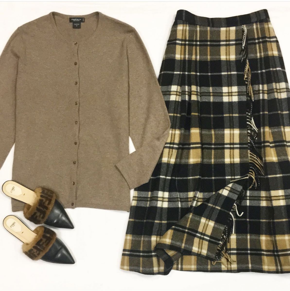 Кофта LORDTAYLOR размер XL цена 4 616 рубЮбка MAXMARA размер 46 цена 23 077 рубМюли FENDI размер 39.5 цена 30 770 руб