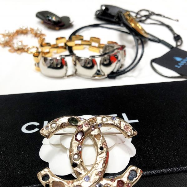 Брошка Chanel 