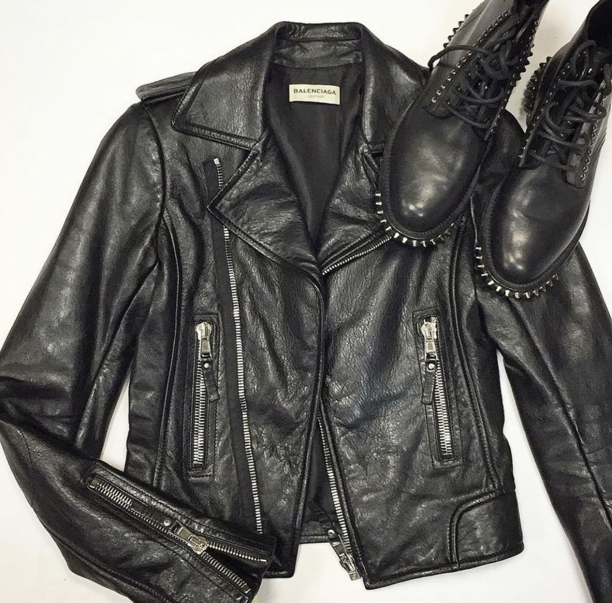 Куртка / кожа / Balenciaga размер 36 / 42 / цена 46 155 руб Ботинки Saint Laurent размер 38 цена 10 770 руб