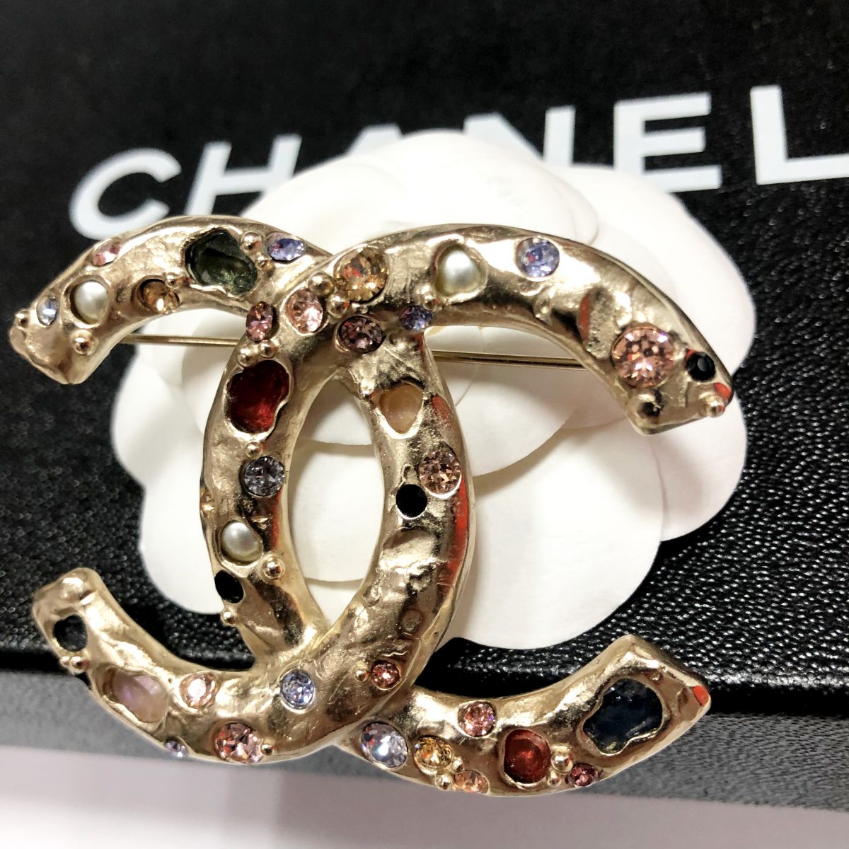 Брошка Chanel цена 54 794 руб