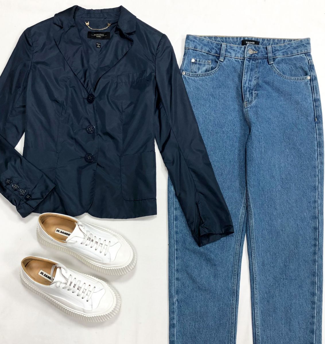 Ветровка Weekend/ Max Mara размер 42 цена 15 655 руб
Джинсы 2 Mood размер 42 цена 4 697 руб
Кеды Jil Sander размер 38 цена 23 483 руб