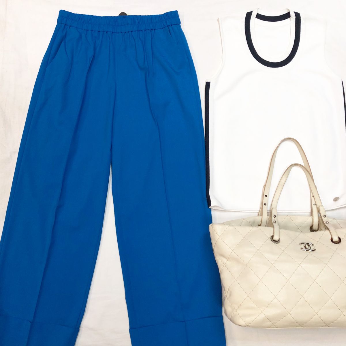 Топ Chanel размер 44 цена 30 770 руб 
Брюки AKHMADULLINA размер S цена 7 693 руб 
Сумка CHANEL