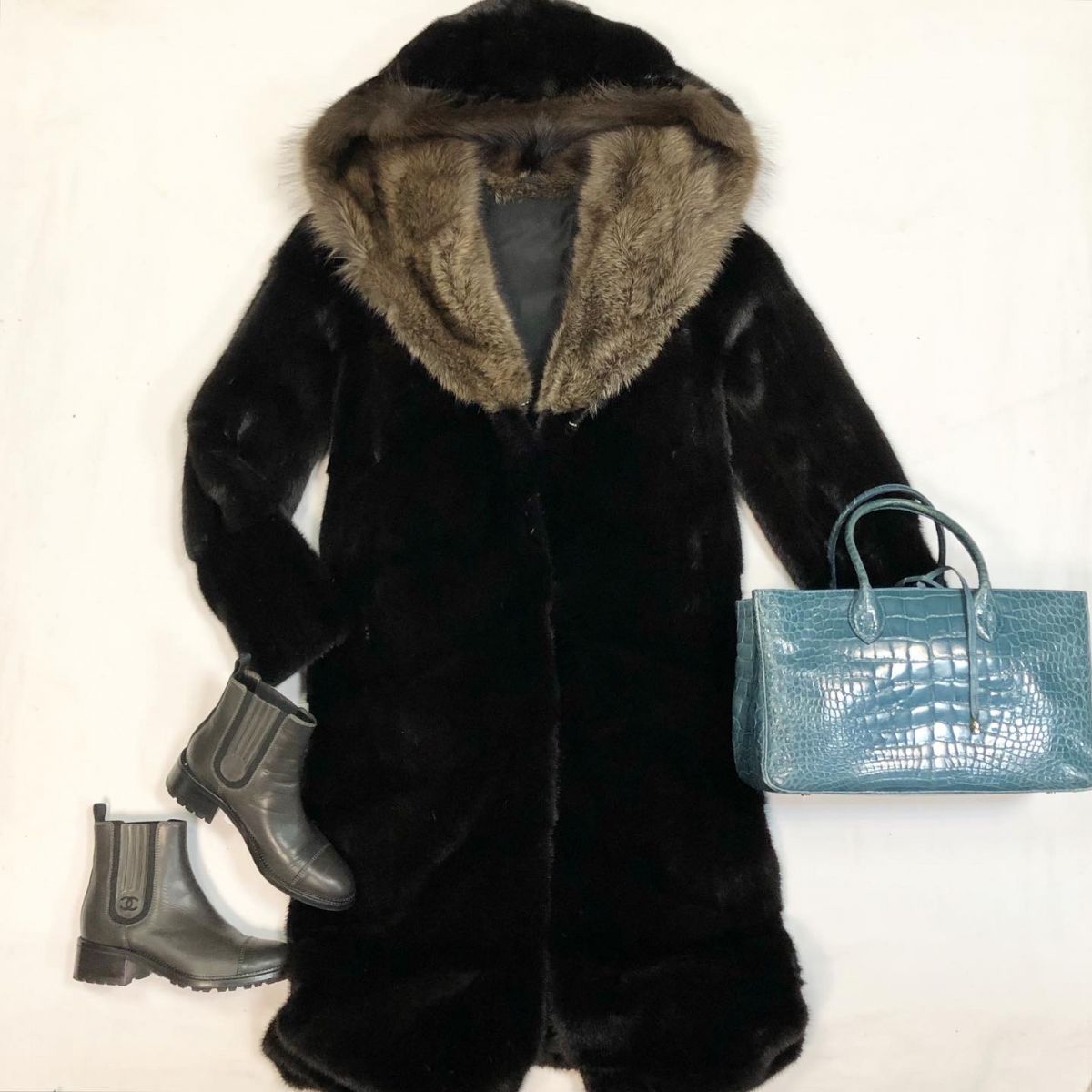 Шуба/мех норки/ Imperia Furs размер 38 цена 153 850 рубБотинки Chanel размер 37.5 цена 23 078 рубСумка/крокодил/ Locciti