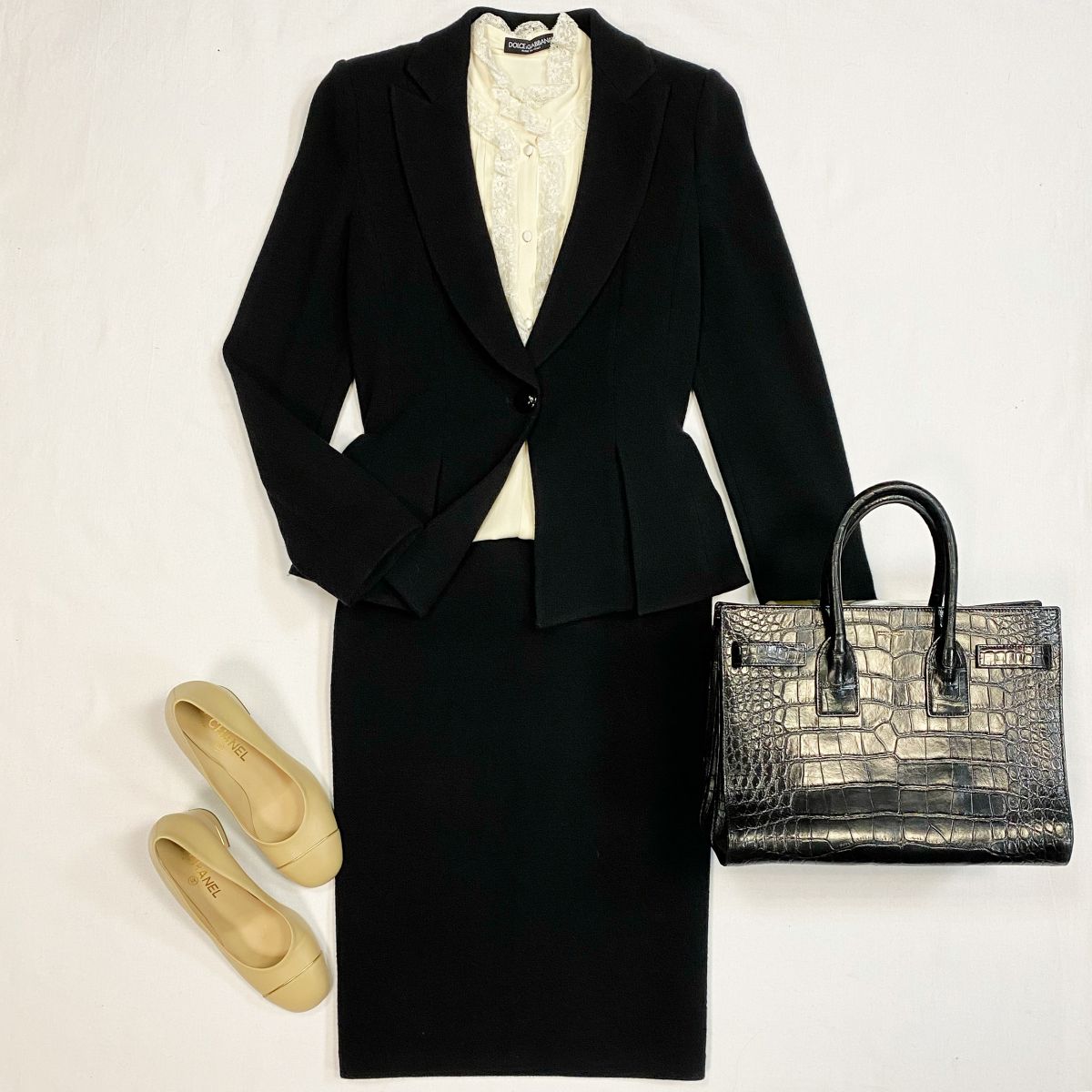 Костюм ARMANI  размер 42 цена 7 693 рубБлузка DOLCE GABBANA  размер 46 цена 7 693 рубТуфли CHANEL  размер 38 цена 23 078 рубСумка SAINT LAURENT 