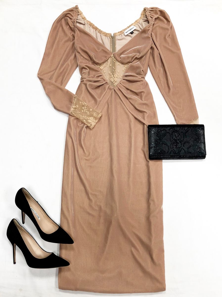 Платье / бархат / ажур / Masterpeace размер XS цена 15 655 руб
Туфли Manolo Blahnik размер 40.5 цена 23 483 руб
Сумочка Saint Laurent