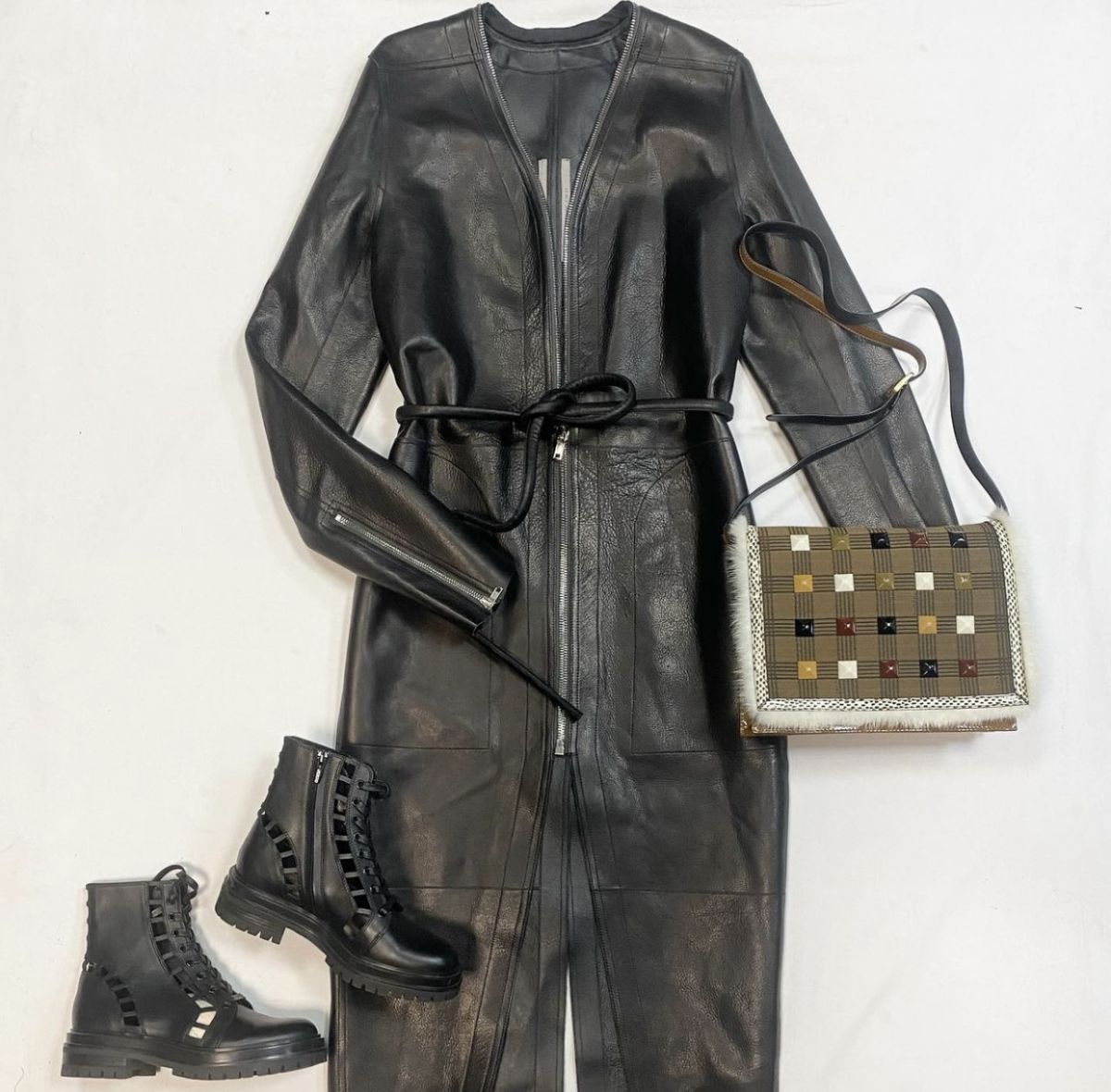 Плащ Rick Owens размер 42 цена 138 465 рубБотинки Gianvito Rossi размер 37.5 цена 46 155 рубСумка Fendi