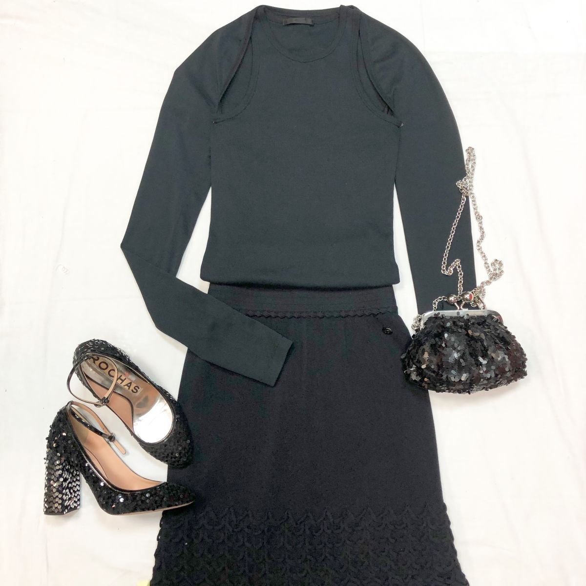 Кофта Helmut Lang размер S цена 4 616 руб 
Юбка Chanel размер S цена 23 078 руб 
Туфли Rochas размер 38.5 цена 10 770 руб 
Сумка Weekend Max Mara