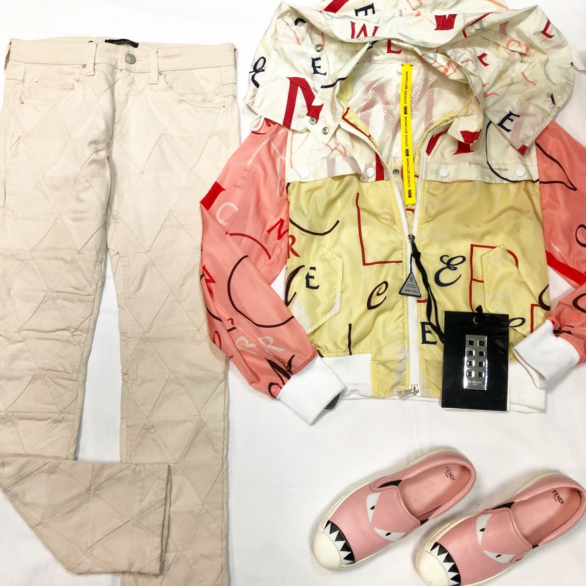 Куртка Moncler размер 0 цена 23 078 руб /с ценником/ 
Джинсы ISABEL MARANT размер 38 цена 6 154 руб 
Слипоны FENDI размер 38 цена 15 385 руб