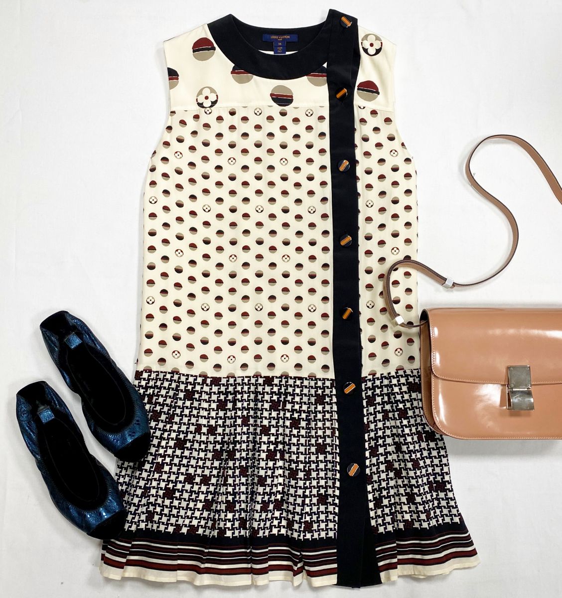 Платье / шелк / Louis Vuitton размер 36 цена 39 138 руб 
Балетки Chanel размер 37.5 цена 15 655 руб 
Сумка Celine 
