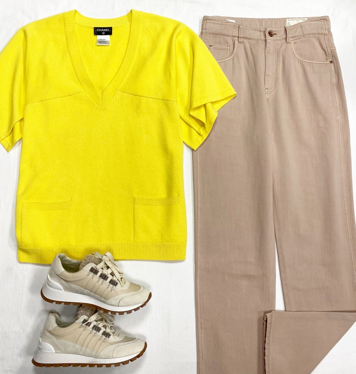 Кофта / кашемир / Chanel размер 38 цена 46 965 руб 
Джинсы Brunello Cucinelli размер 42 цена 15 655 руб 
Кроссовки Brunello Cucinelli размер 39 цена 62 620 руб