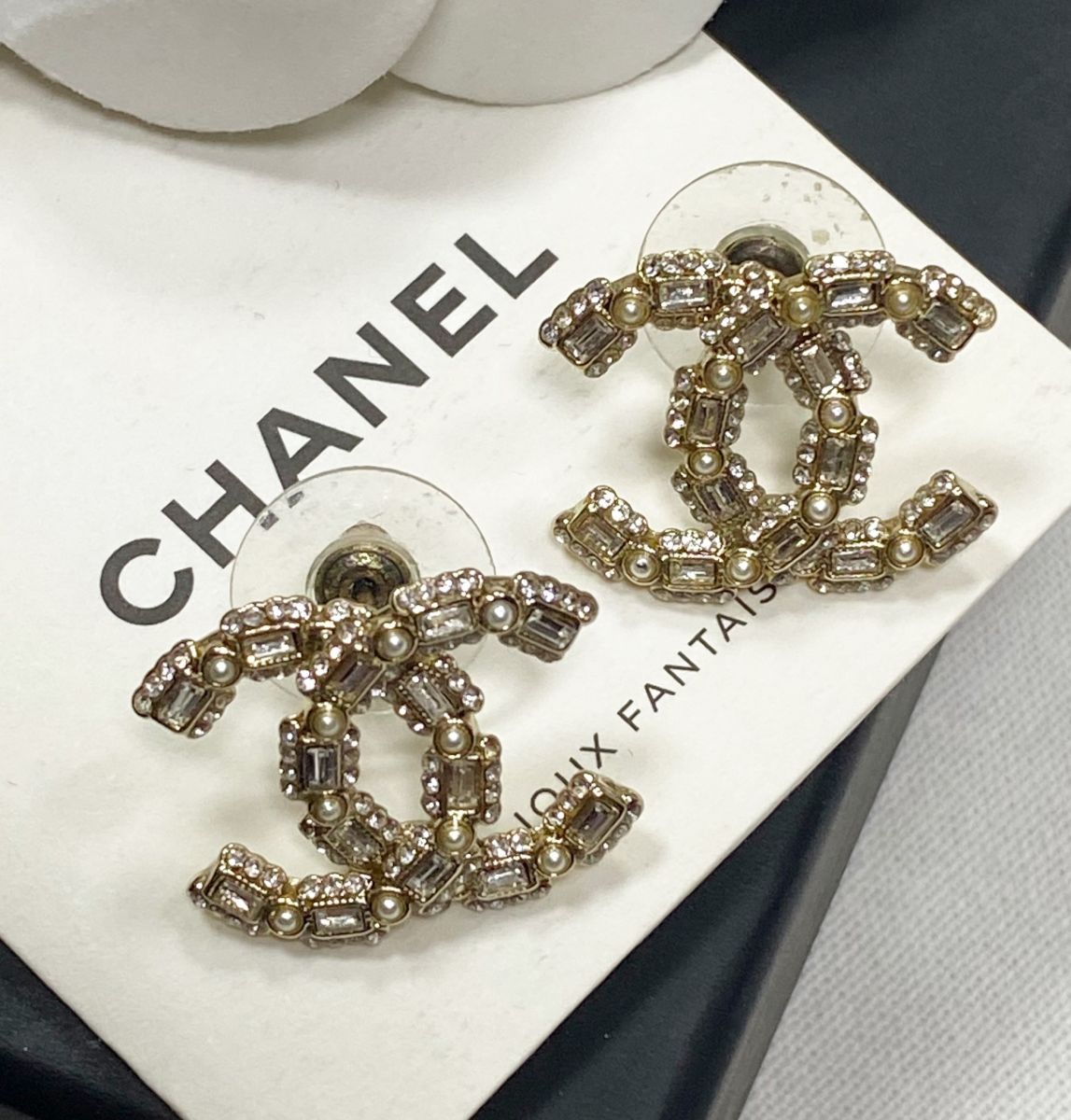 Серьги Chanel цена 46 965 руб/ в коробке/


