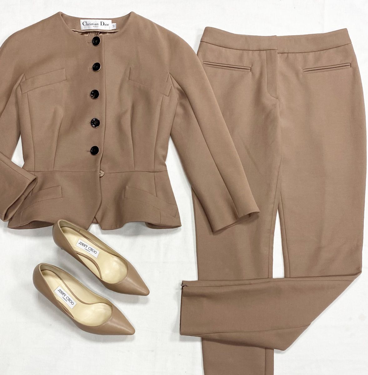 Костюм Christian Dior размер 38 цена 46 965 руб
Туфли Jimmy Choo размер 37 цена 31 310 руб