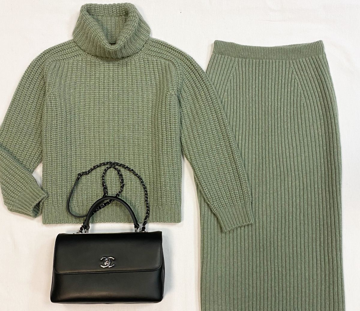 Костюм /кашемир/ Loro Piana размер 42 цена 153 850 руб
Сумка Chanel 
