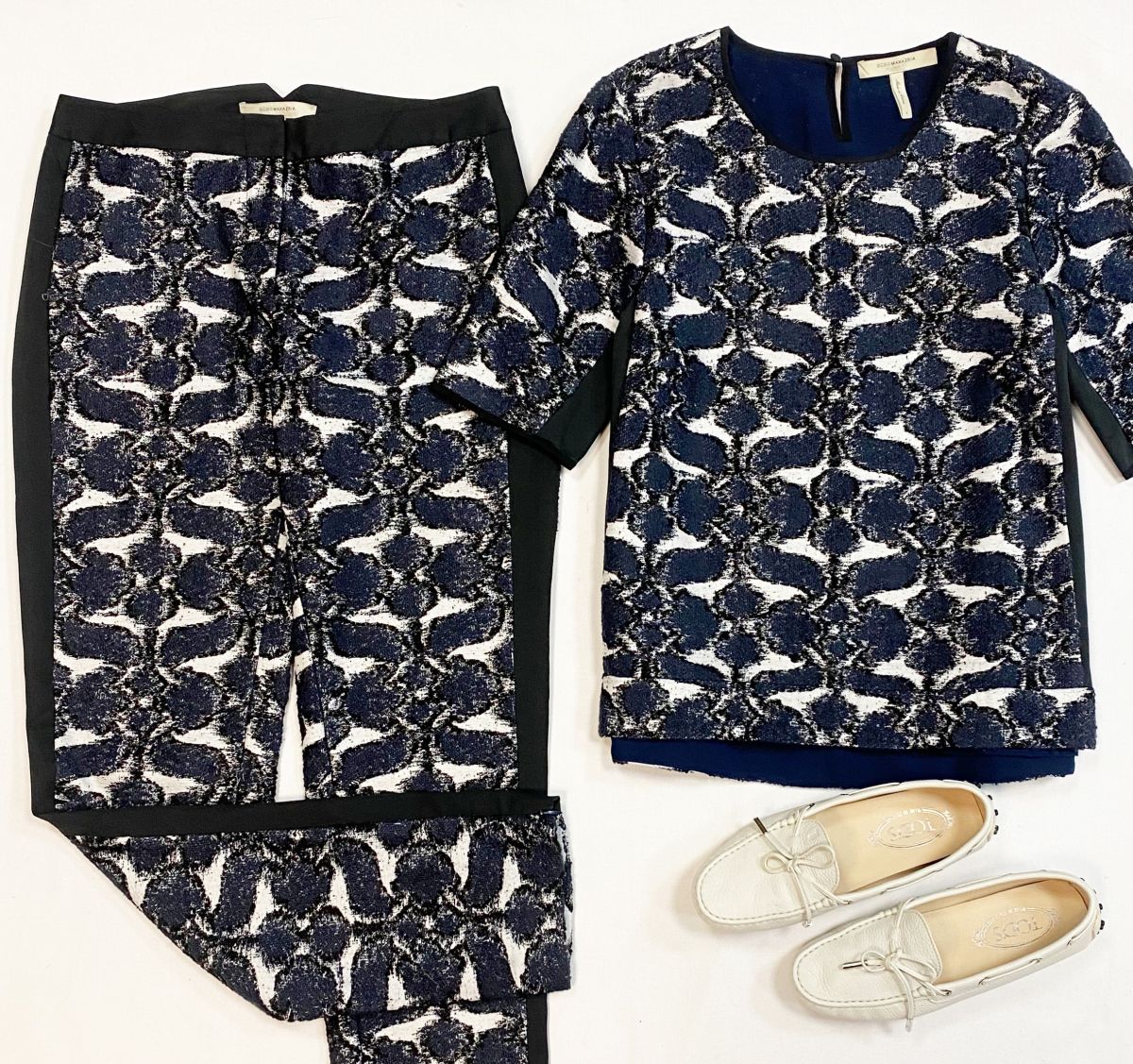 Костюм BSBGMAXAZRIA размер S цена 7 693 руб
Мокасины Tods размер 37.5 цена 12 308 руб 