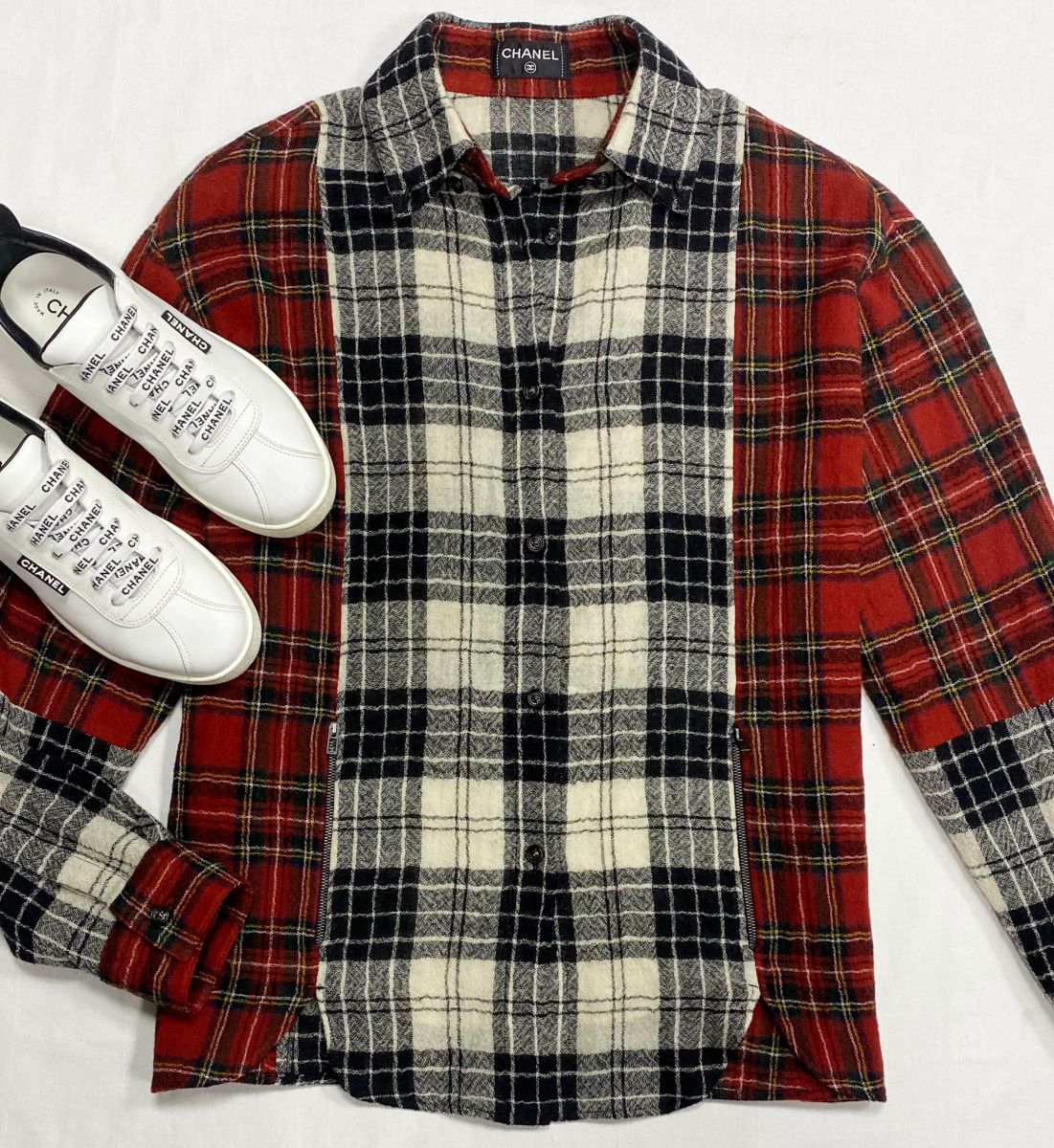 Рубашка Chanel размер 42 цена 62 620 руб
Кеды Chanel размер 39 цена 78 275 руб
