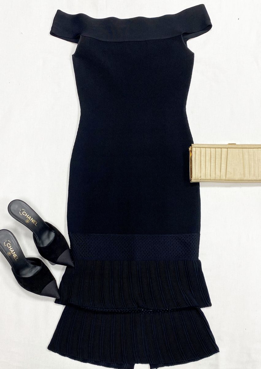Платье Roland Mouret размер 44 цена 31 310 руб
Сабо Chanel размер 38.5 цена 78 275 руб
Клатч Louboutin 