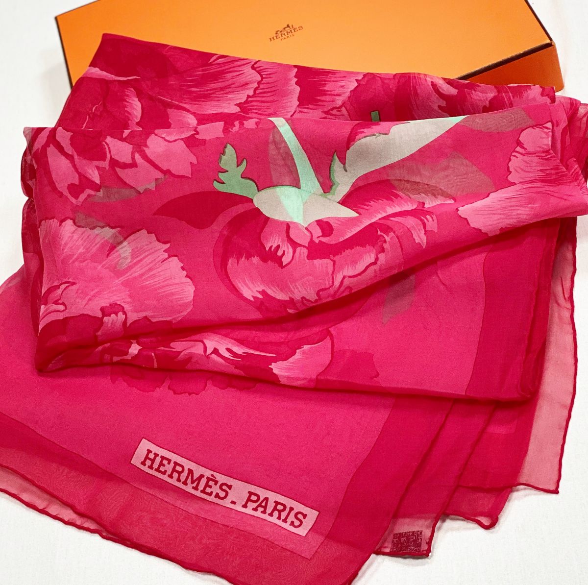 Платок / шелк / Hermès размер 140/140 цена 39 138 руб 