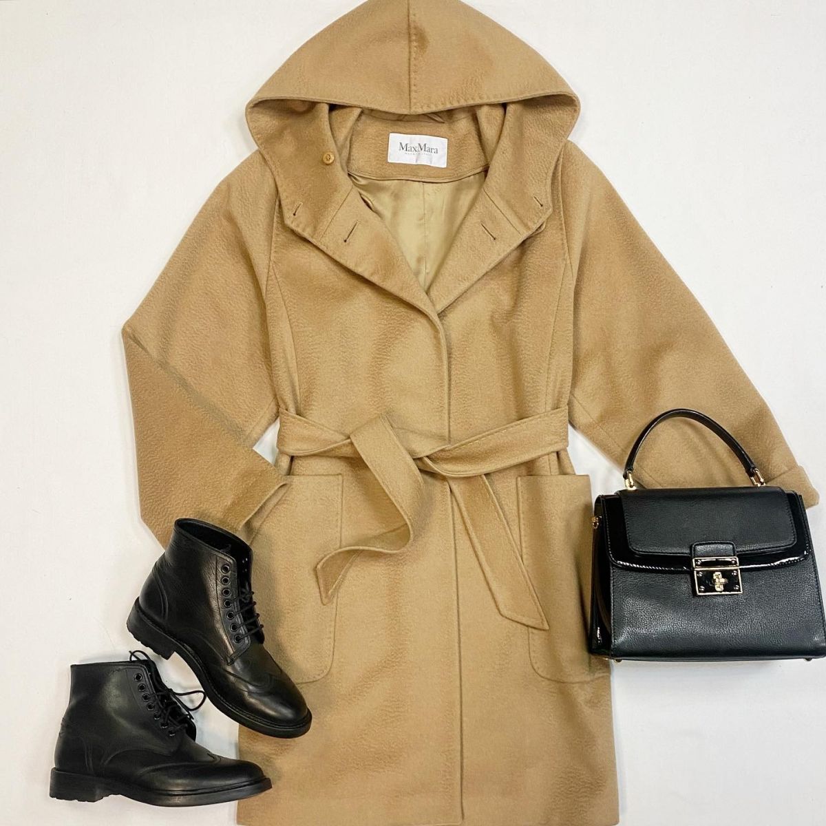 Пальто MaxMara размер 44 цена 30 770 рубБотинки Saint Laurent размер 38.5 цена 30 770 рубСумка Dolce Gabbana