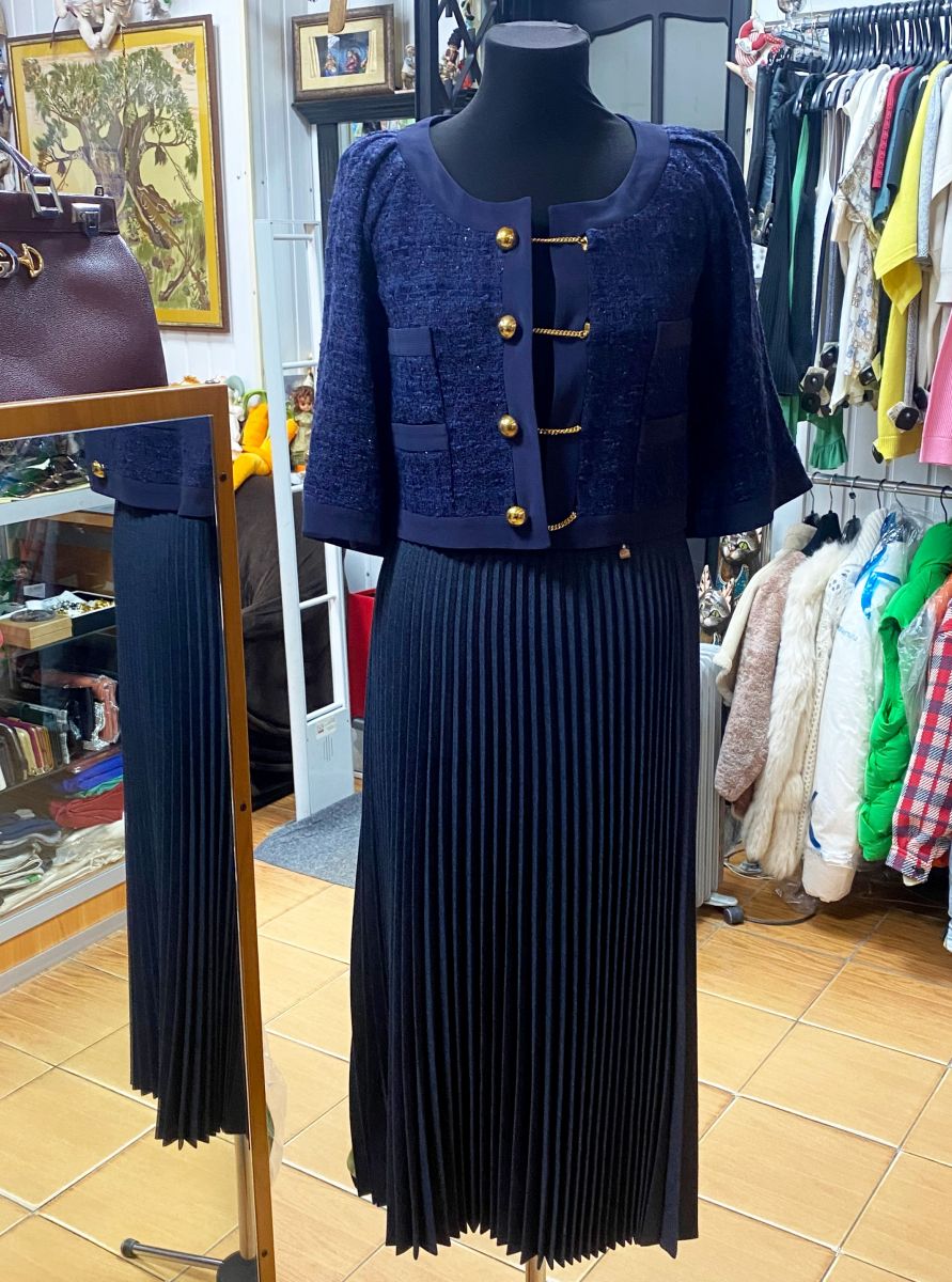 Жакет Moschino размер 40 цена 15 655 руб
Юбка Lorena Antoniazzi размер 40 цена 46 965 руб