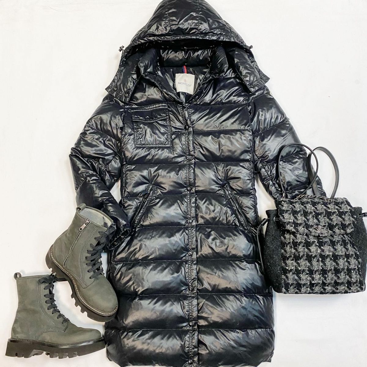 Пуховик Moncler размер 1 цена 29 232 рубБотинки Brunello Cucinelli размер 38 цена 61 540 рубРюкзак Chanel