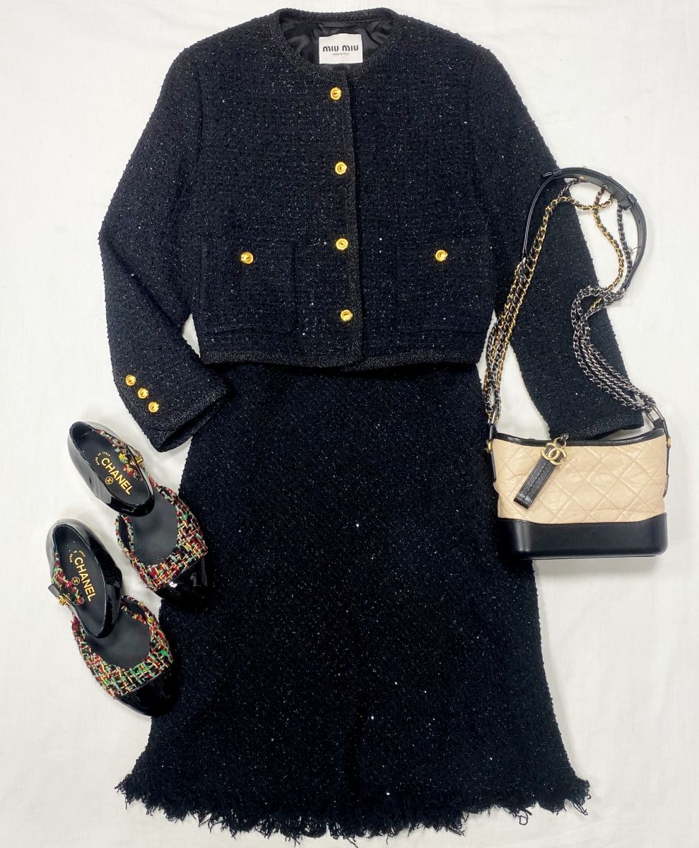 Костюм / жакет + юбка / твид / люрекс / Miu Miu размер 42 цена 93 930 руб 
Босоножки Chanel размер 40 цена 78 275 руб 
Сумка Chanel