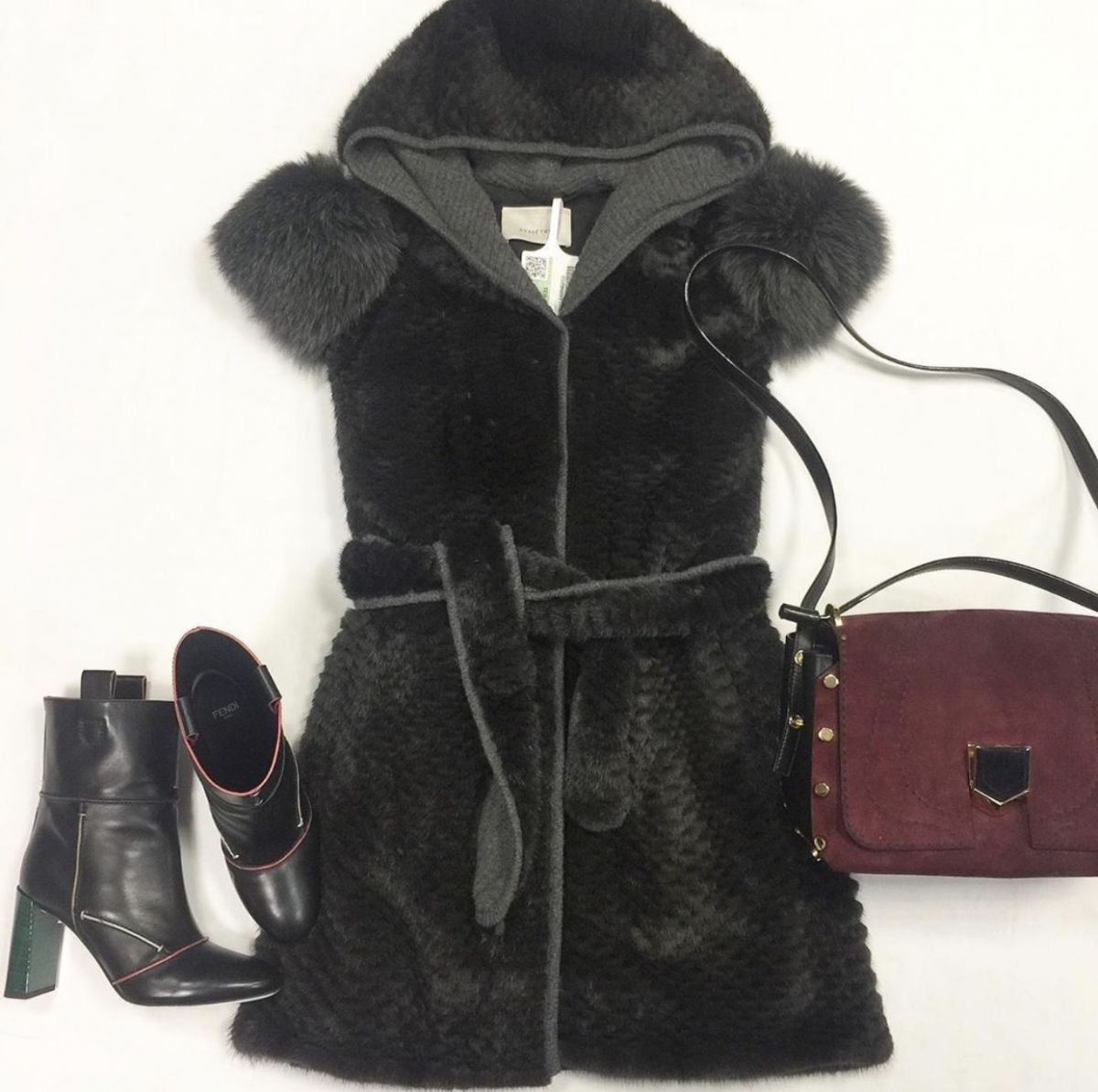 Жилет норка Simetrya  размер XL цена 23 077 руб Сапоги Fendi размер 38 цена 18 463 руб Сумка Jimmy choo