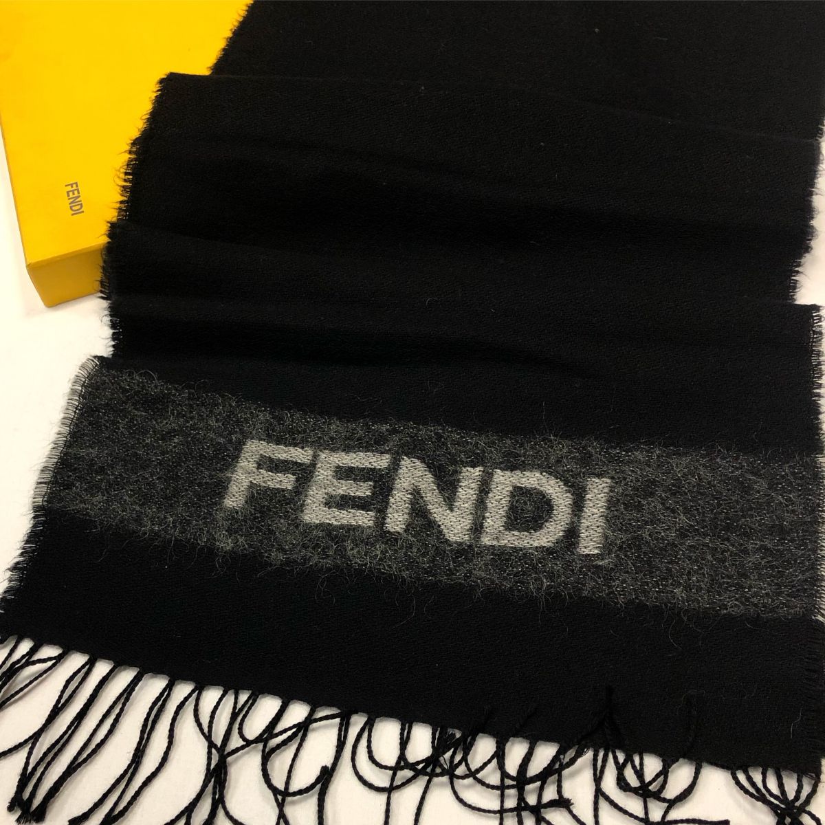 Шарф Fendi  размер 40/140 цена 4 616 руб 