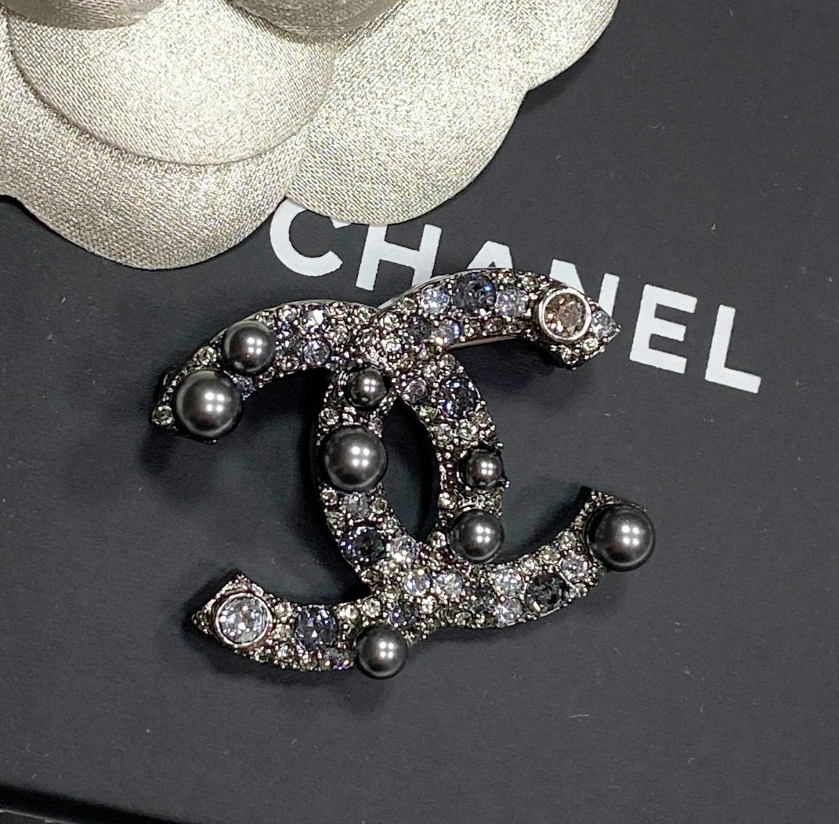 Брошка / камни/ Chanel цена 39 138 руб
