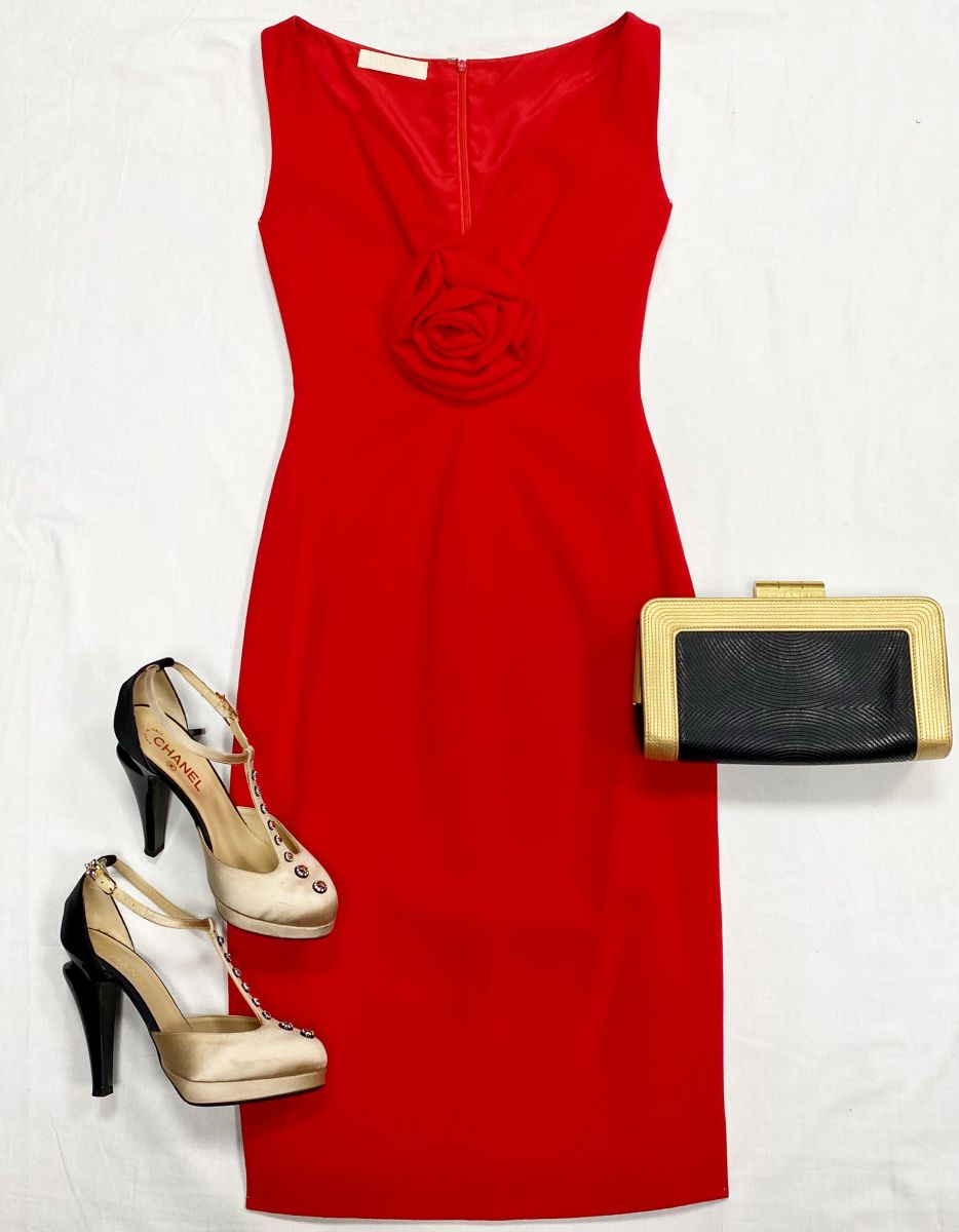 Платье Valentino размер 4 цена 23 483 руб 
Босоножки Chanel размер 38.5 цена 15 655 руб 
Клатч Chanel