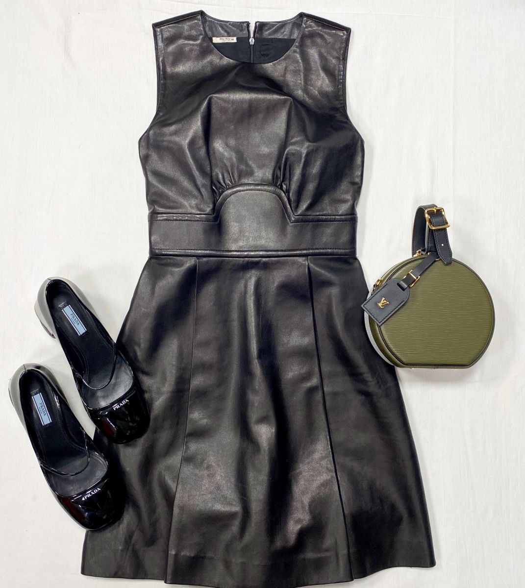 Платье / кожа / Miu Miu размер 38 цена 23 483 руб 
Туфли Prada размер 39 цена 46 965 руб 
Сумка Louis Vuitton