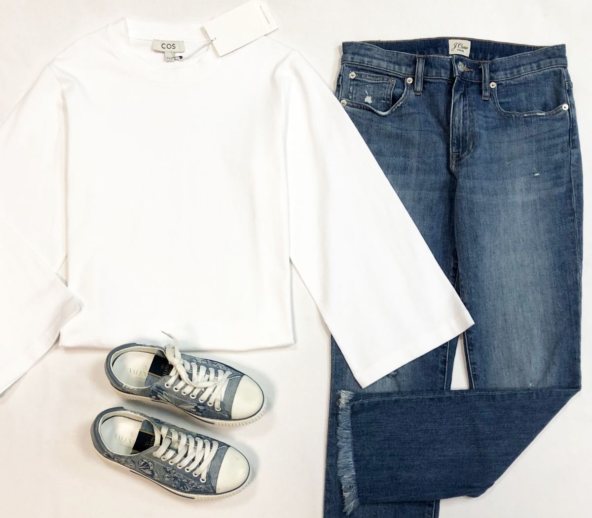 Толстовка Cos размер XS цена 3 077 руб/биркой/ Джинсы J Crew размер 26 цена 3 077 рубКеды Valentino размер 36.5 цена 23 078 руб