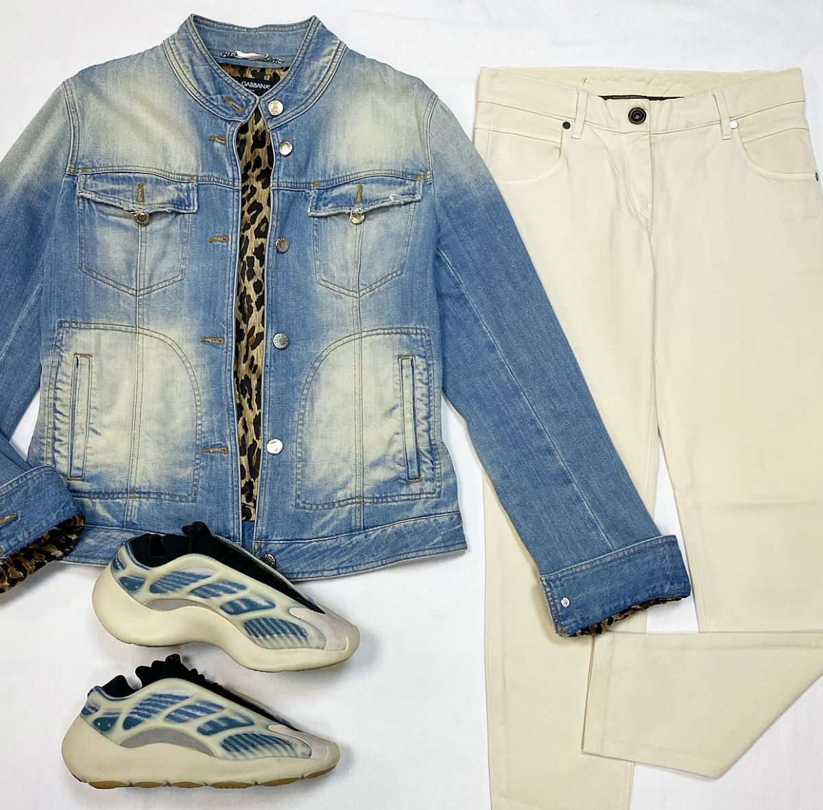 Куртка Dolce Gabbana размер 46 цена 15 385 руб 
Брюки Brunello Cucinelli размер 40 цена 12 308 руб 
Кеды Adidas Yeezy размер 39 цена 23 078 руб
