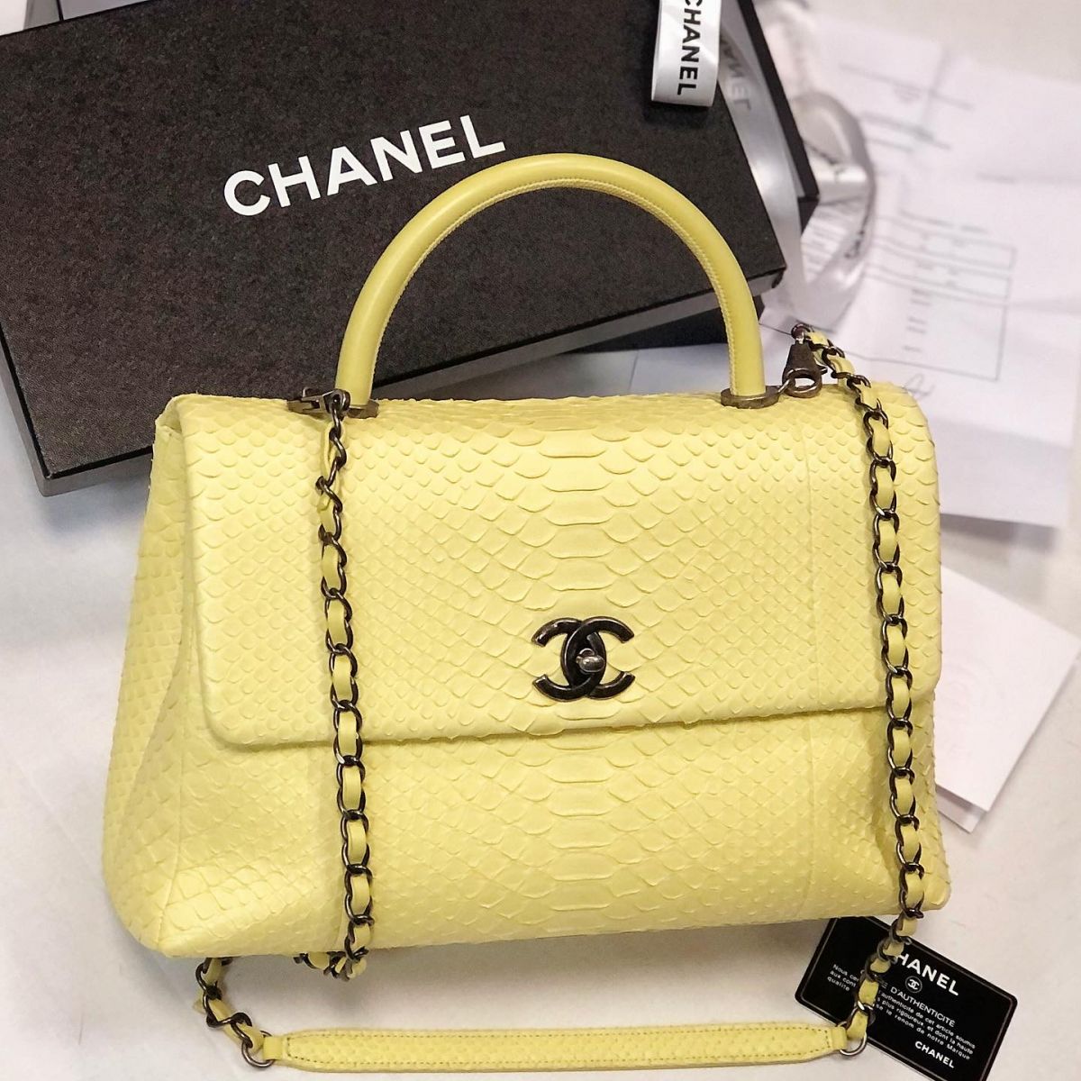 Сумка / питон / Chanel  размер 32/21 цена 384 620 руб / карточка / сертификат / 