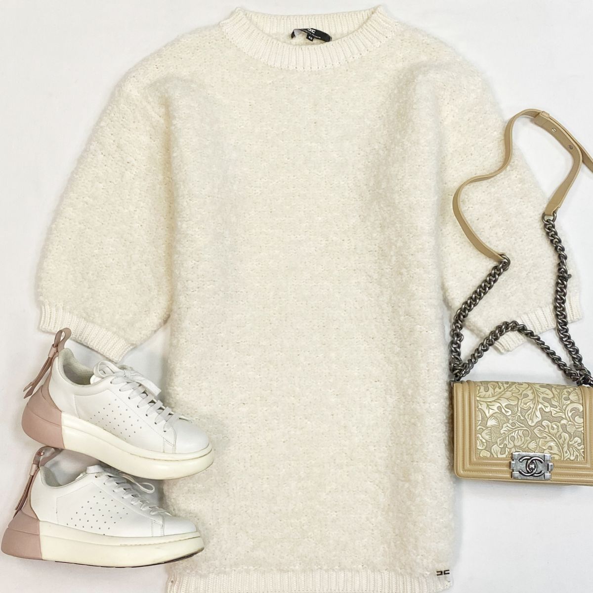 Платье Elisabetta Franchi размер 42 цена 7 693 рубКеды Red Valentino размер 36 цена 15 385 рубСумка Chanel