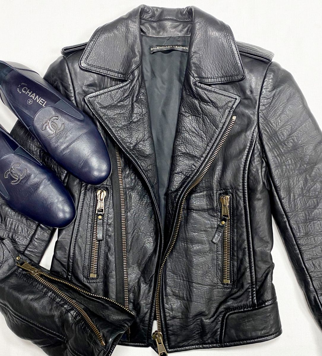 Куртка /кожа/ Balenciaga размер 36 цена 15 655 руб
Лоферы Chanel размер 39.5 цена 62 620 руб