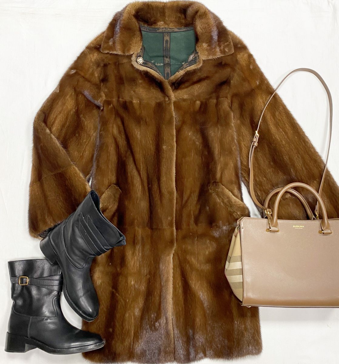 Шуба / мех норки / Fendi размер 44 цена 234 825 руб 
Сапоги Celine размер 40 цена 31 310 руб 
Сумка Burberry