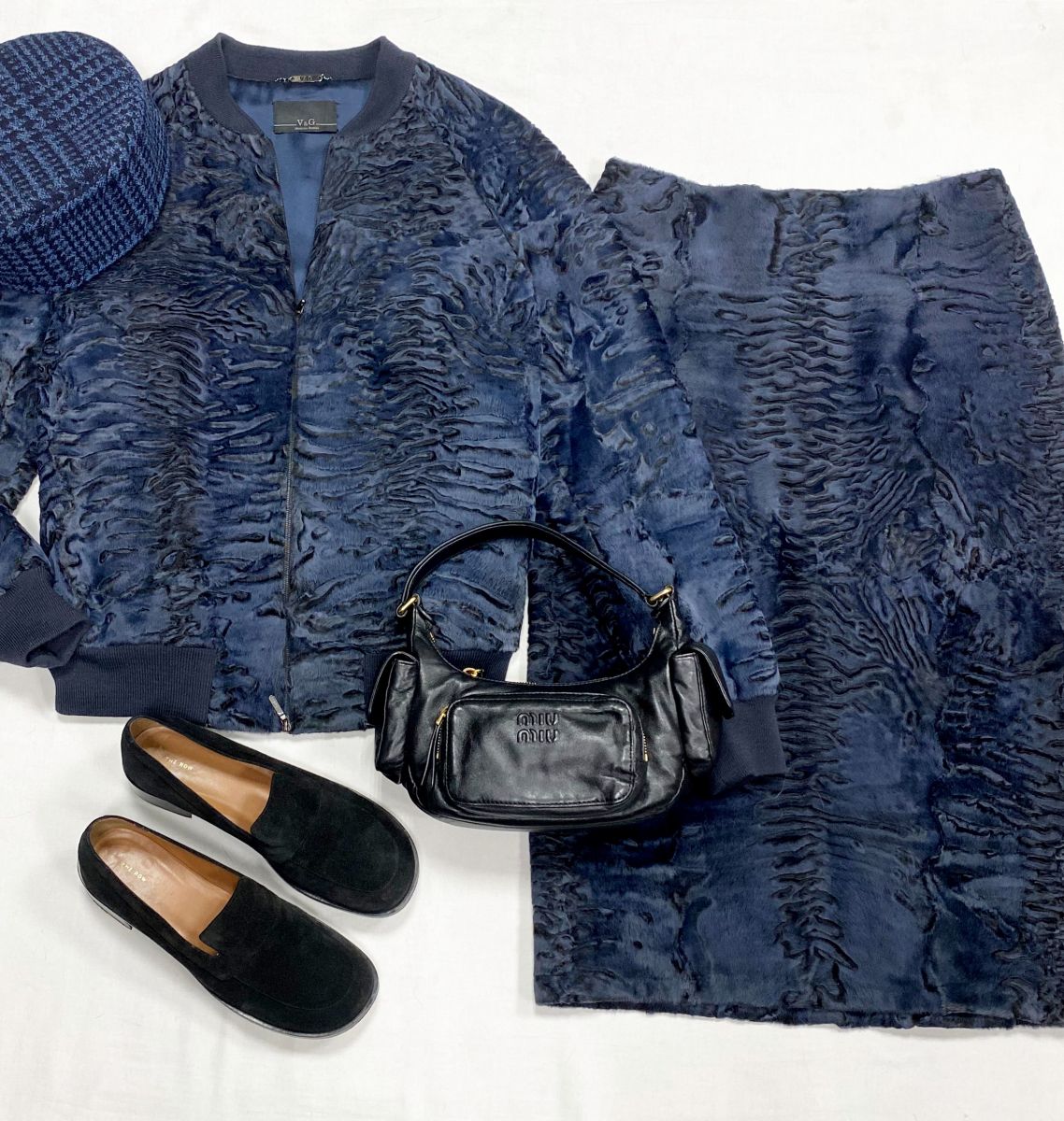 Костюм/ свакара / размер 42 цена 125 240 руб
Лоферы The Row размер 39 цена 59 489 руб
Сумка Miu Miu 