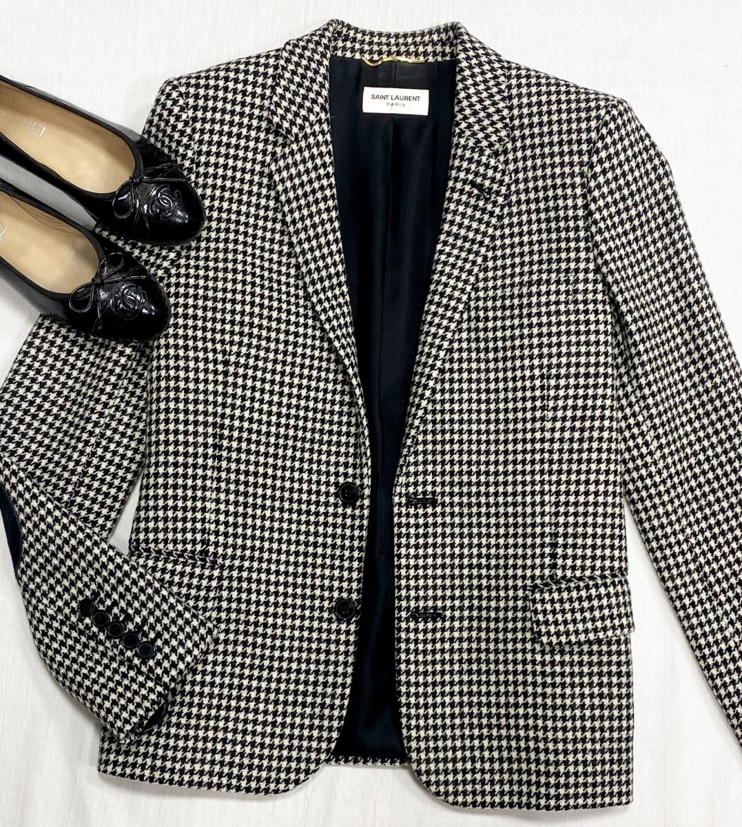 Жакет Saint Laurent размер 36 цена 23 483 руб
Балетки Chanel размер 37 цена 7 828 руб