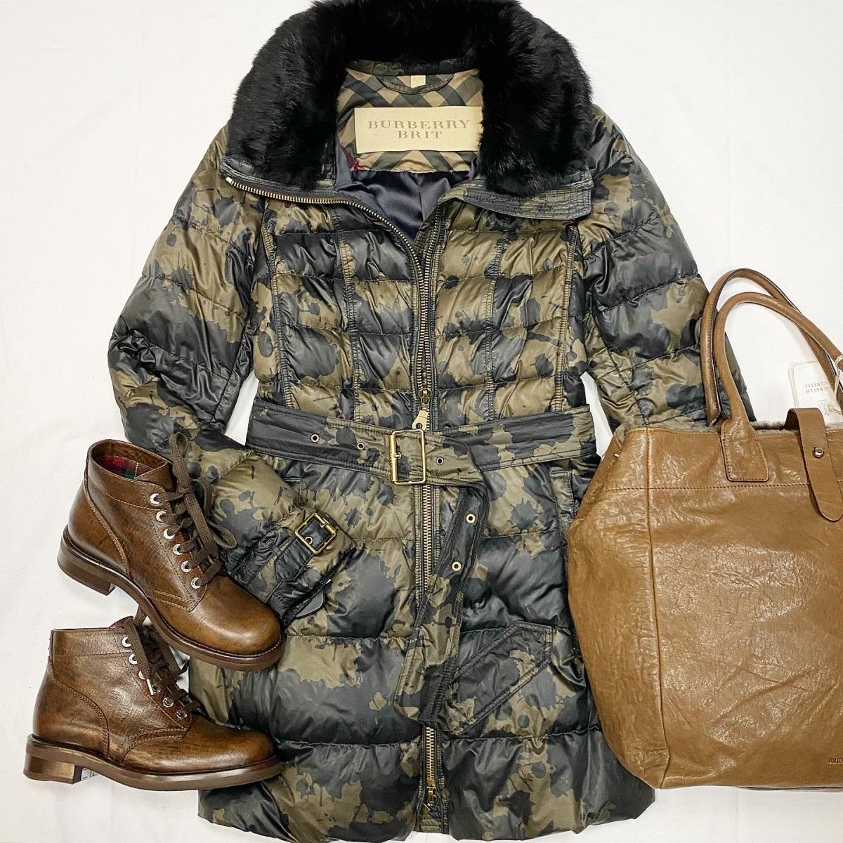 Пуховик Burberry размер S цена 23 078 руб Ботинки Chanel размер 37.5 цена 30 770 руб Сумка Brunello Cucinelli