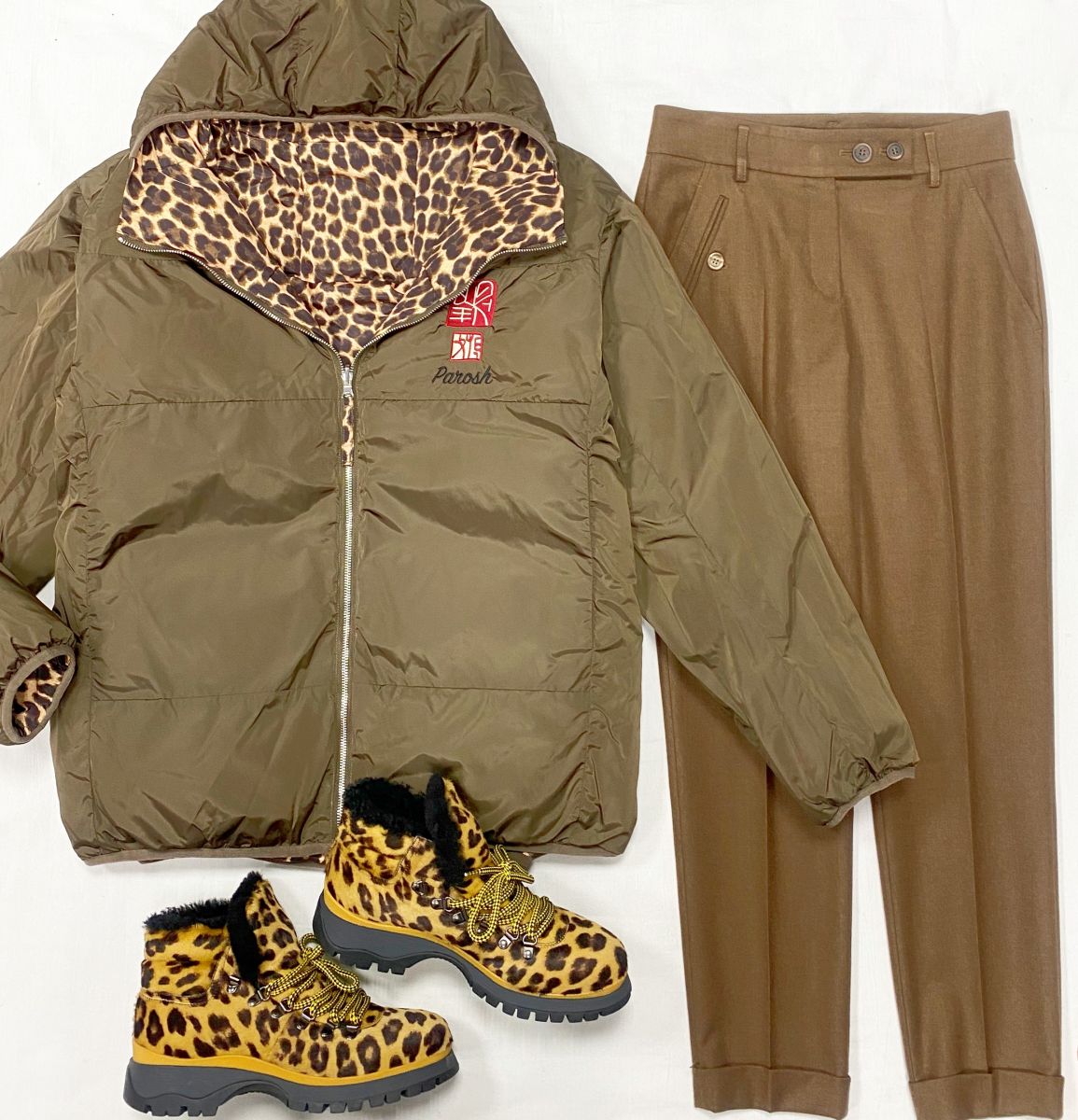 Пуховик / двухсторонний / PAROSH размер S цена 23 483 руб 
Брюки Brunello Cucinelli размер 40 цена 18 786 руб 
Ботинки / на меху / Prada размер 39.5 цена 46 965 руб