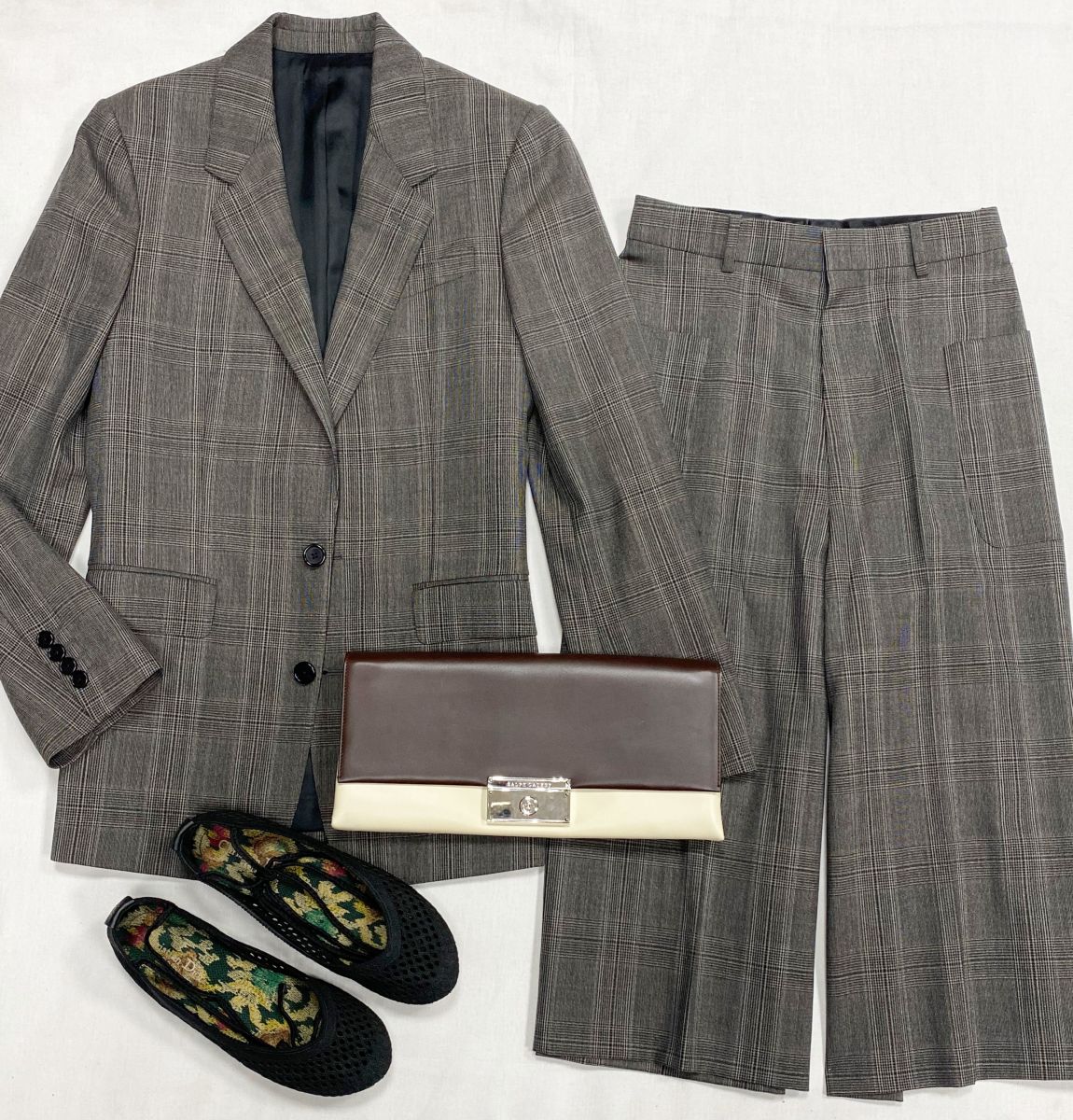 Костюм Celine размер 36 цена 62 620 руб
Балетки Christian Dior размер 38 цена 23 483 руб
Клатч Ralph Lauren 

