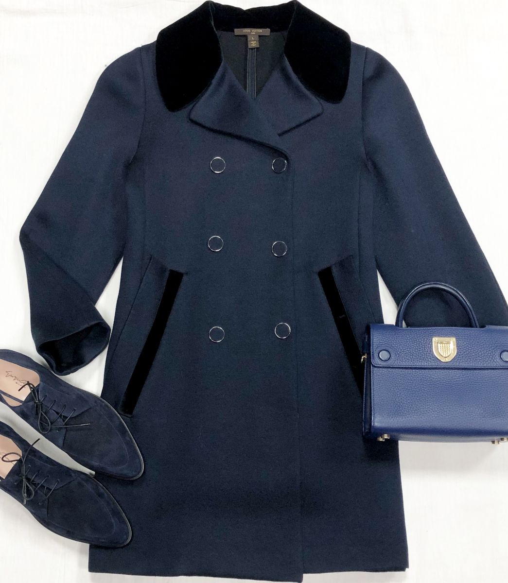 Пальто Louis Vuitton размер L цена 62 620 руб
Ботинки Giorgio Armani размер 40 цена 23 483 руб
Сумка Christian Dior