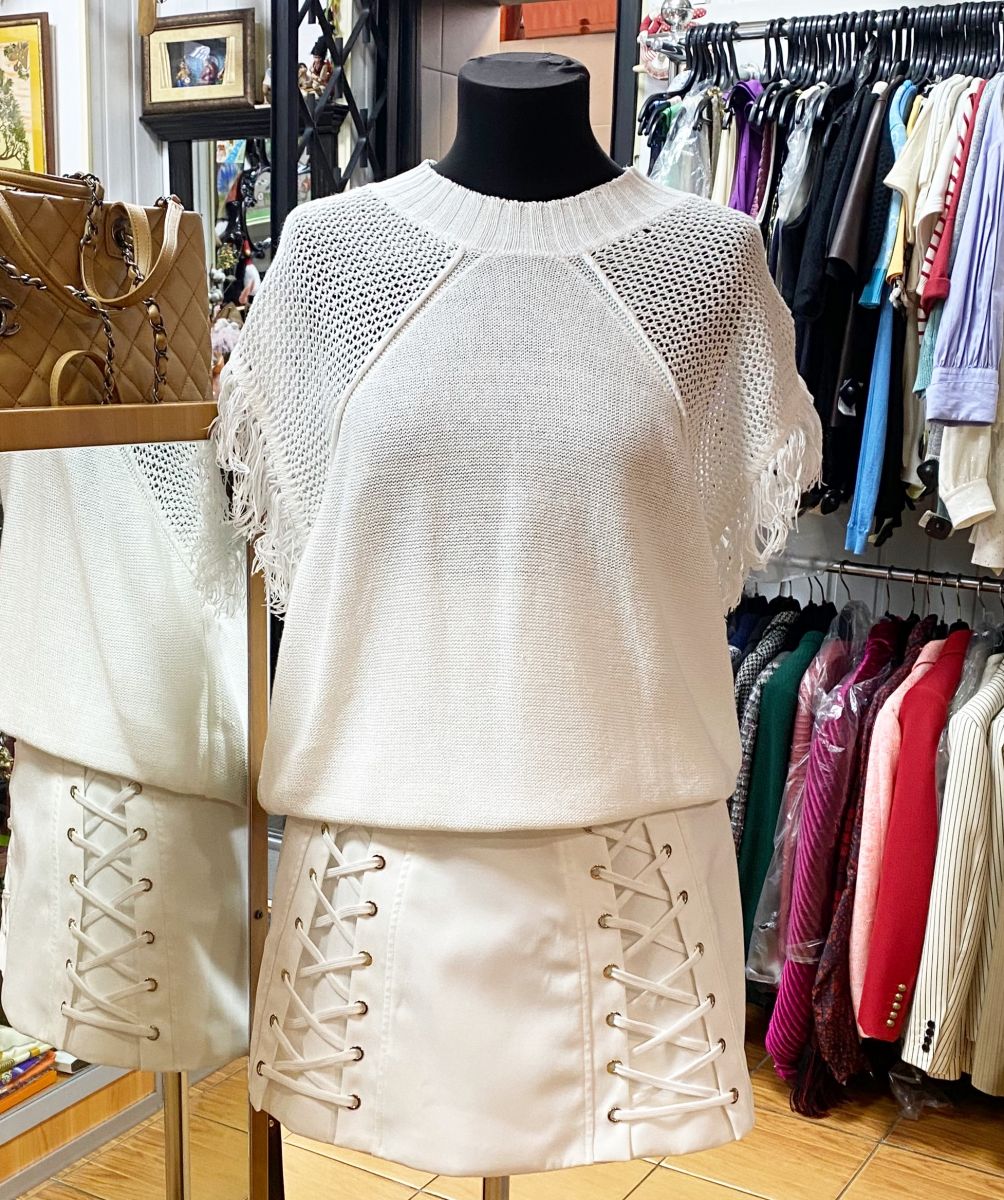 Кофта Antonelli размер M цена 9 393 руб
Юбка Elisabetta Franchi размер 40 цена 4 697 руб