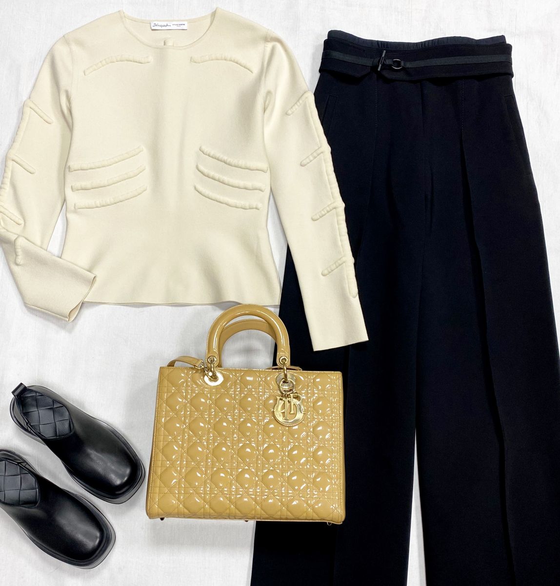 Брюки Hermes размер 40 цена 78 275 руб
Кофта Schiaparelli размер 42 цена 46 965 руб
Ботинки Bottega Veneta размер 37 цена 39 138 руб
Сумка Christian Dior 