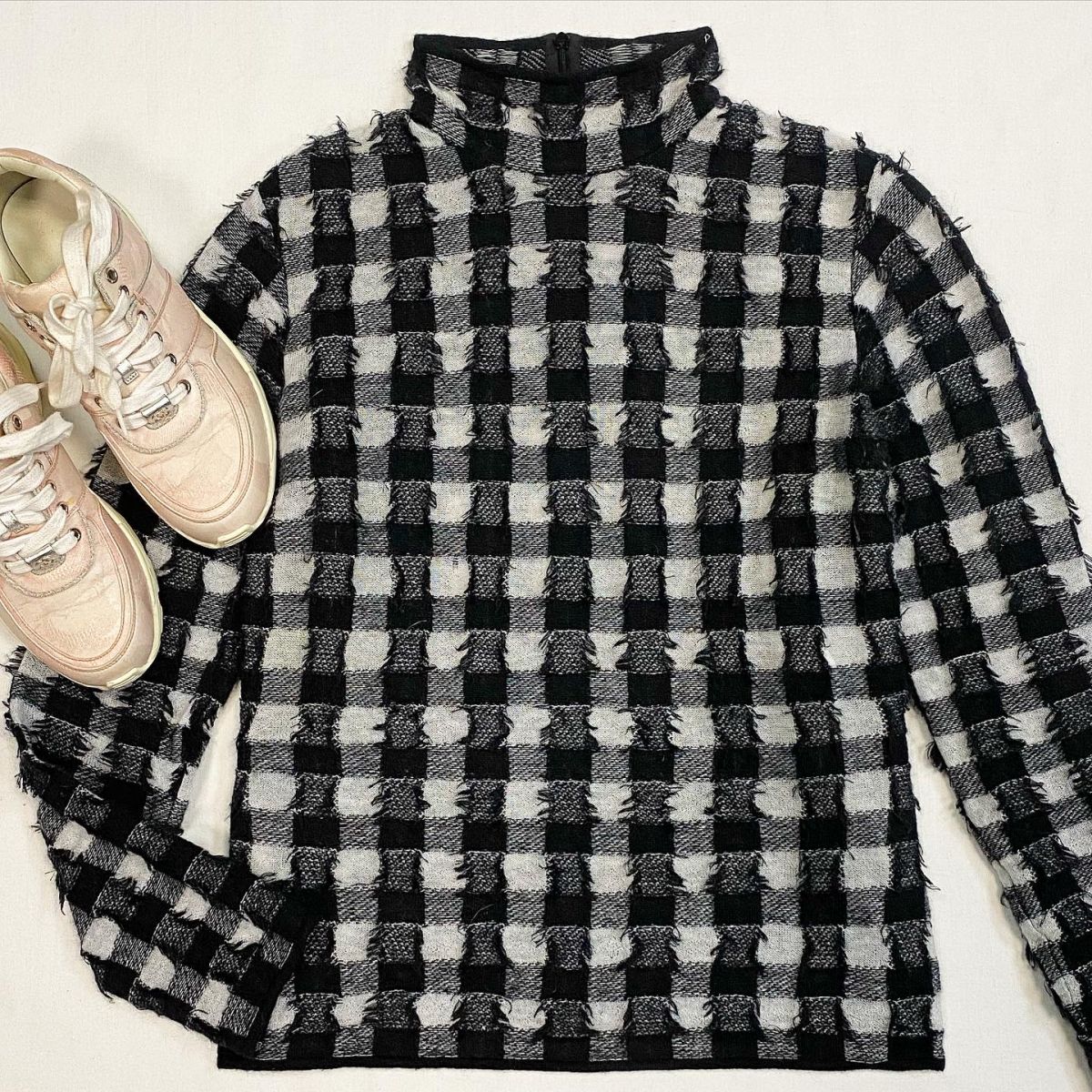 Кофта DIOR размер 40 цена 15 385 рубКроссовки CHANEL размер 36 цена 23 078 руб