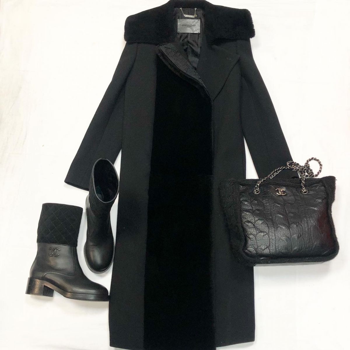Пальто GIVENCHY размер 36 цена 61 540 руб Сапожки Chanel размер 38 цена 46 155 руб Сумка Chanel