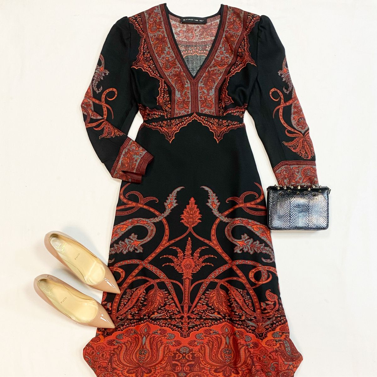 Платье Etro размер 46 цена 18 462 рубТуфли Louboutin размер 38.5 цена 10 770 рубСумка Dolce Gabbana