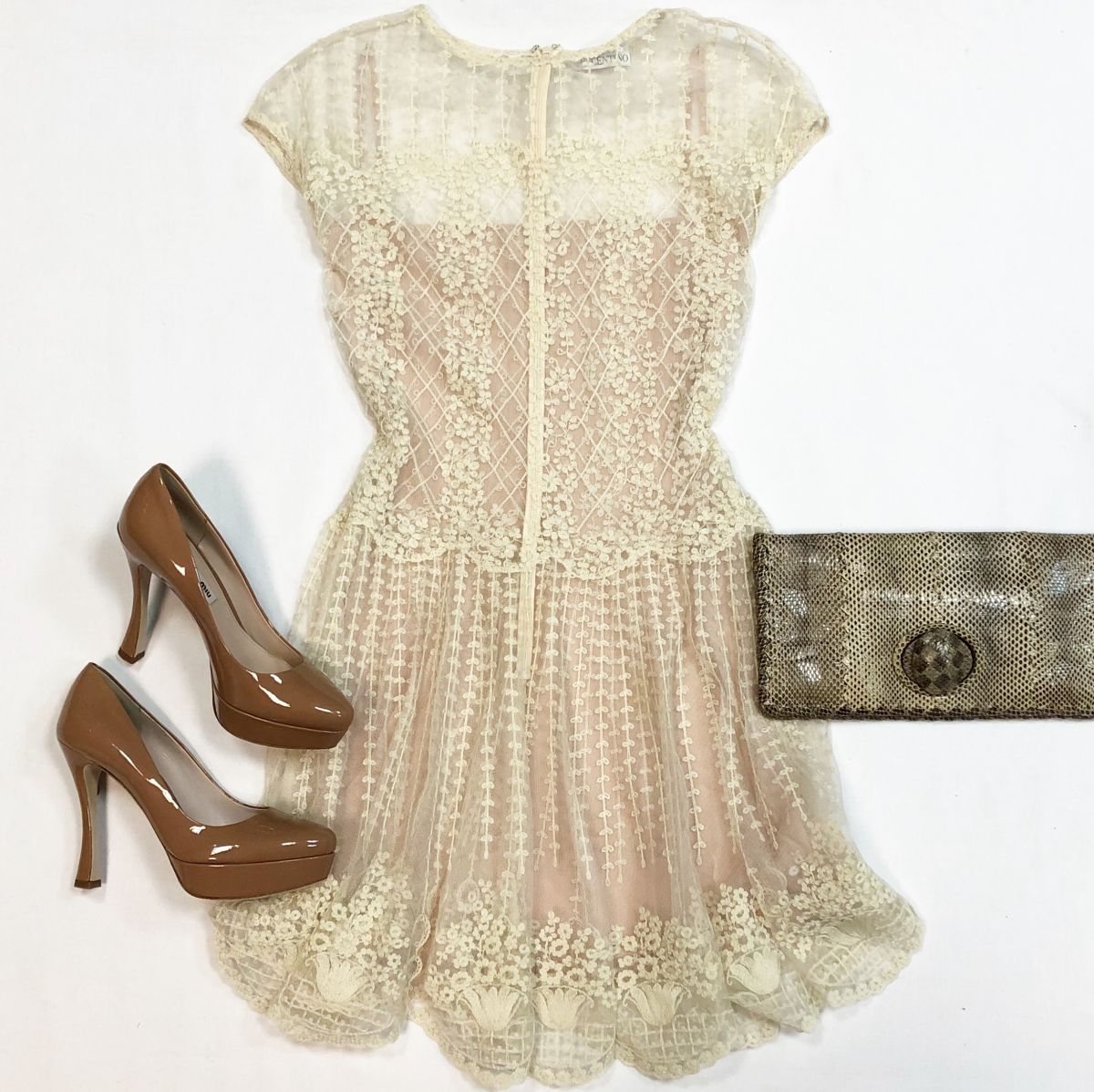 Платье /ажур / Red Valentino размер 40 цена 10 770 рубТуфли Miu Miu размер 38 цена 10 770 рубКлатч BOTTEGA VENETA