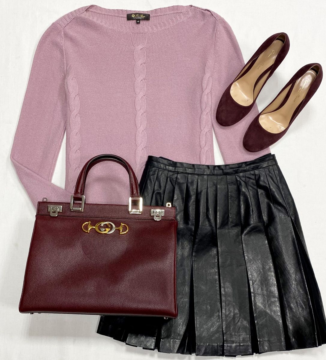 Юбка /кожа/ Ermanno Scervino размер 40 цена 23 483 руб
Кофта размер 46 цена 15 655 руб
Туфли Gianvito Rossi размер 38.5 цена 15 655 руб
Сумкс Gucci