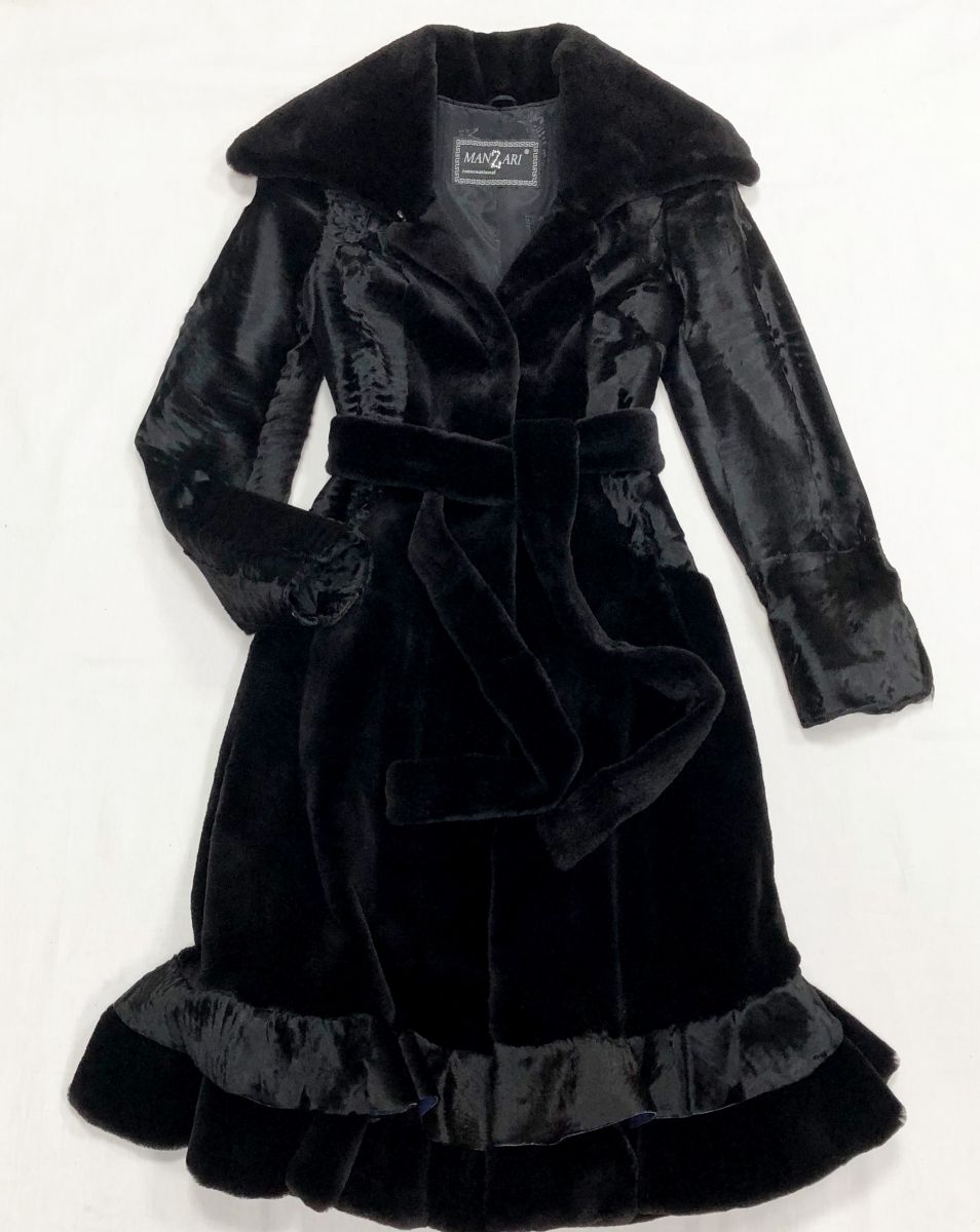 Шуба / мех стриженной норки / каракульча /Manzari размер 38 цена 125 240 руб
Ботильоны LOUBOUTIN размер 40 цена 70 448 руб
Сумка Balenciaga